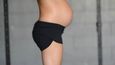 Lea-Ann Ellison v osmém měsíci těhotenství provádí fyzicky náročná cvičení s činkami.