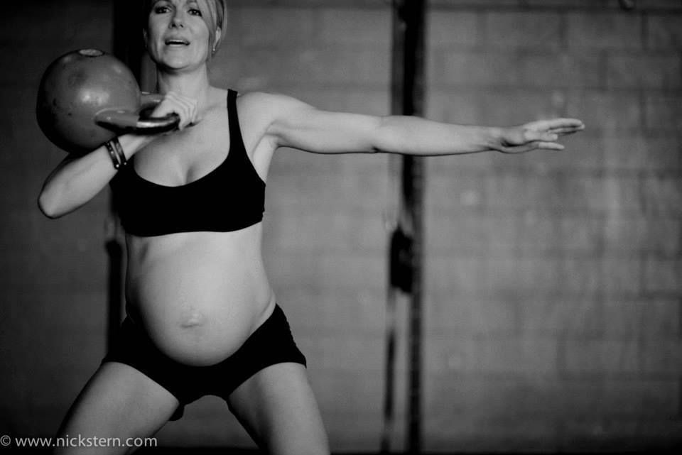 Lea-Ann Ellison v osmém měsíci těhotenství provádí fyzicky náročná cvičení s činkami.