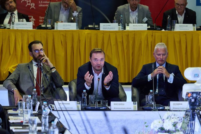 Zleva Jan Šefránek, předseda Energetického regulačního úřadu, René Neděla, vrchní ředitel sekce energetiky na Ministerstvu průmyslu a obchodu, a Ivo Marcin, náměstek ministra životního prostředí Zleva Jan Šefránek, předseda Energetického regulačního úřadu, René Neděla, vrchní ředitel sekce energetiky na Ministerstvu průmyslu a obchodu, a Ivo Marcin, náměstek ministra životního prostředí