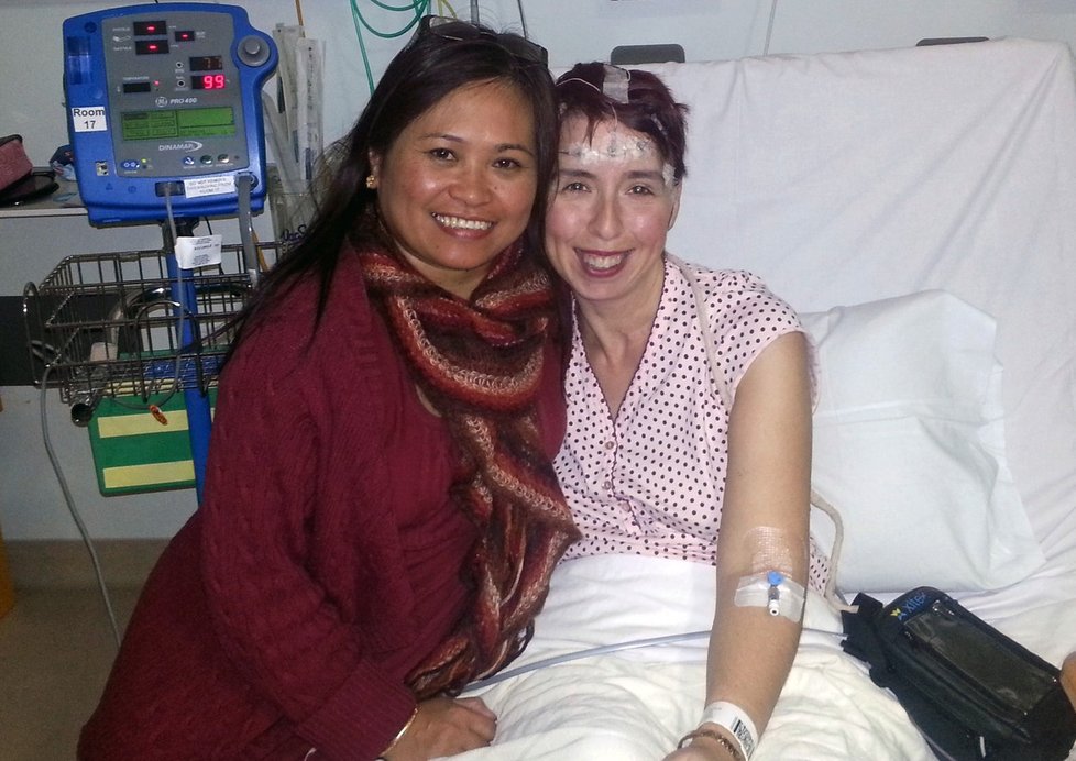 Leanne s nemocnici se svojí kamarádkou.