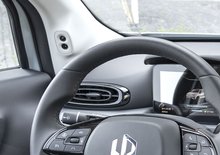 Nová auta vás napomenou za pohled na mobil. Bezpečnost, nebo teror?