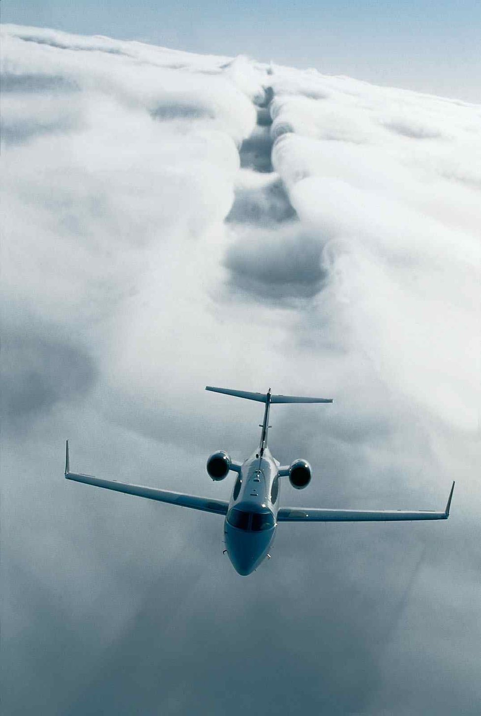 Learjet 45 v oblacích.