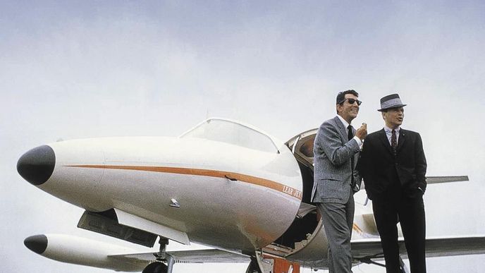 Jedním z prvních zákazníků Learjetu byl Frank Sinatra (vpravo). Jeho letounem letěl kdekdo z tehdejších hollywoodských hvězd. Na snímku stojí u svého learjetu se zpěvákem Deanem Martinem.