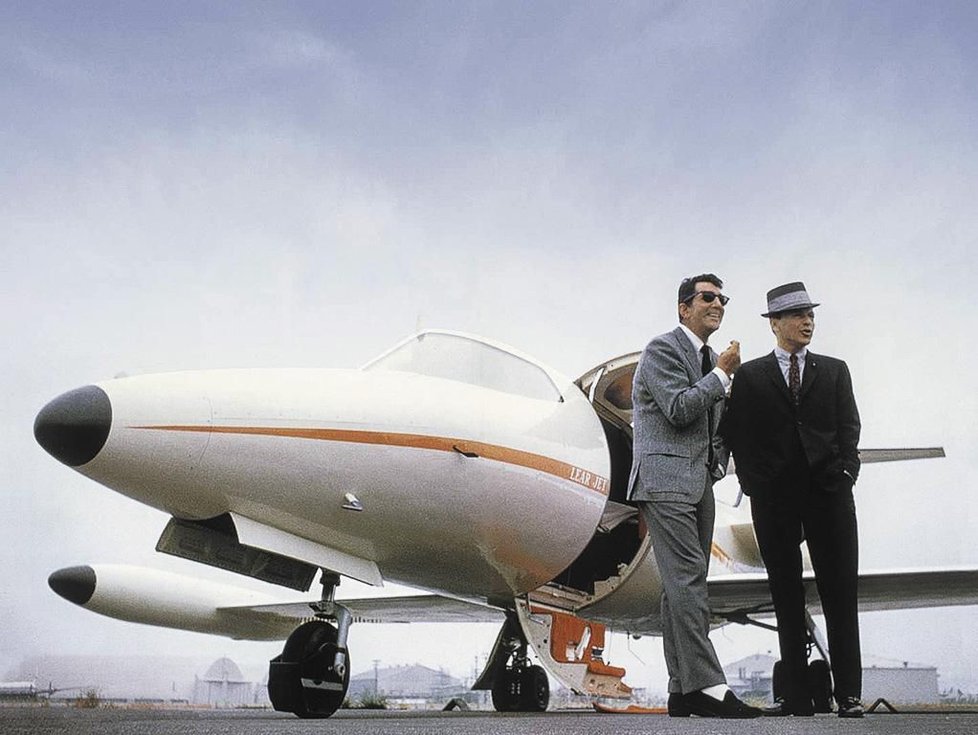 Jedním z prvních zákazníků Learjetu byl Frank Sinatra (vpravo). Jeho letounem letěl kdekdo z tehdejších hollywoodských hvězd. Na snímku stojí u svého learjetu Sinatra se zpěvákem Deanem Martinem