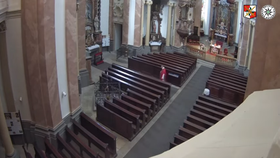 Policie zveřejnila video z krádeže lebky svaté Zdislavy.