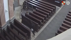 Policie zveřejnila video z krádeže lebky svaté Zdislavy.