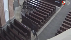 Policie zveřejnila video z krádeže lebky svaté Zdislavy.