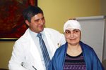 Monika Šimková je týden po operaci. Na snímku je s neurochirurgem Vladimírem Přibáněm.
