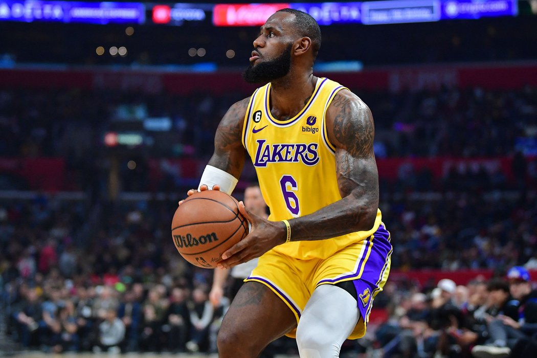 Americký basketbalista LeBron James v akci