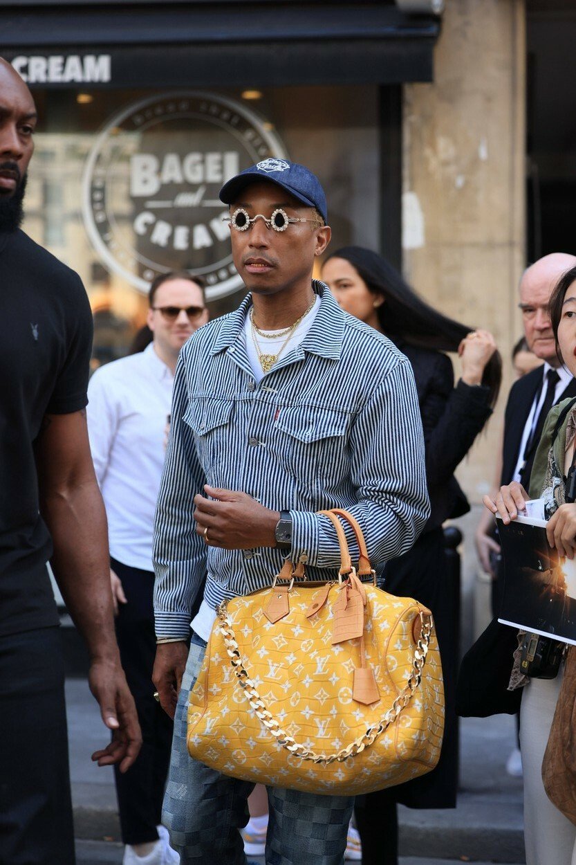 LeBron James měl na sobě oblečení značky Louis Vuitton, které navrhnul americký zpěvák, rapper a hudební producent Pharell Williams.