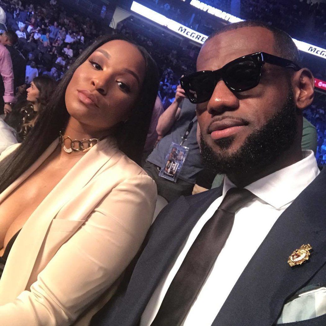 Americká basketbalová hvězda LeBron James s manželkou