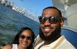 Americká basketbalová hvězda LeBron James s manželkou