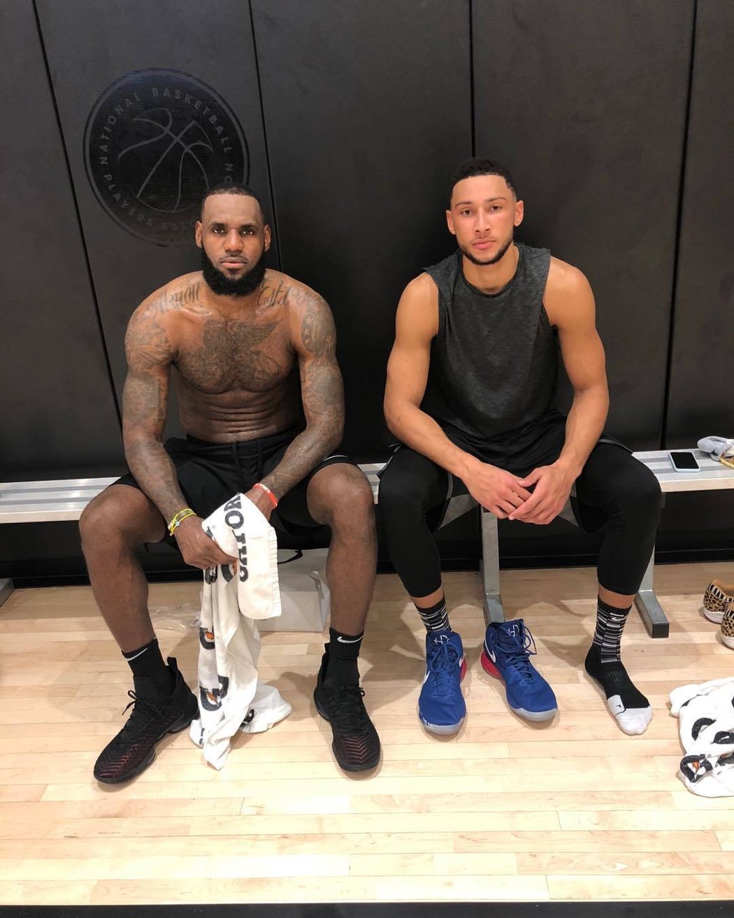 Americká basketbalová hvězda LeBron James a Ben Simmons