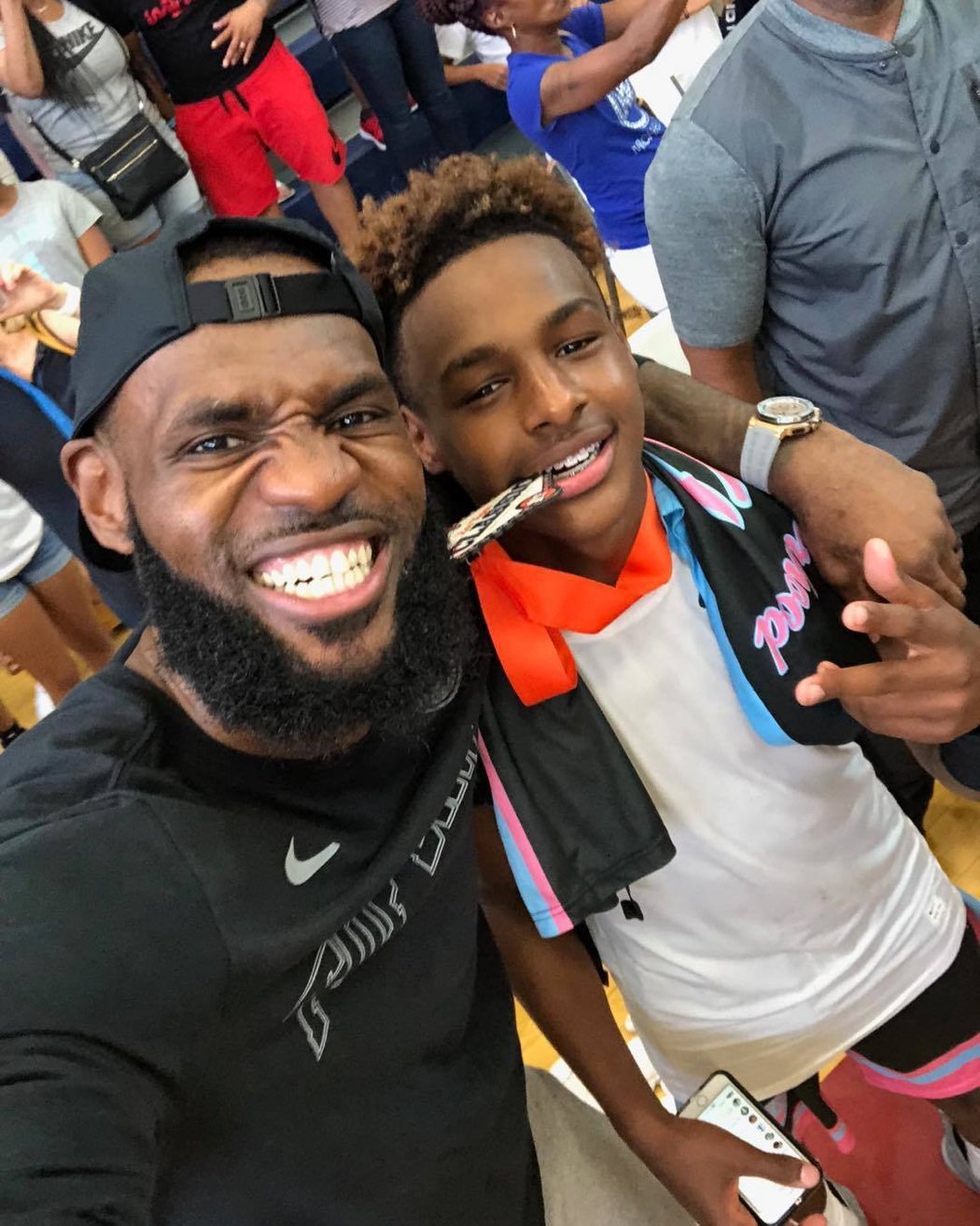 Americká basketbalová hvězda LeBron James se synem Bronnym