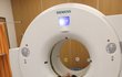 Figurantka předvádí, jak pacient leží při onkologickém vyšetření na CT.