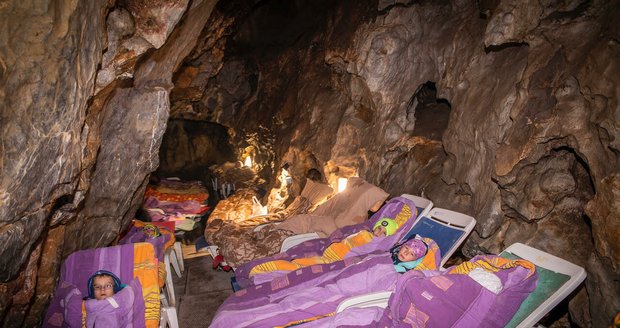 Takto vypadá pobyt dětí v jeskyni v Ostrově u Macochy.