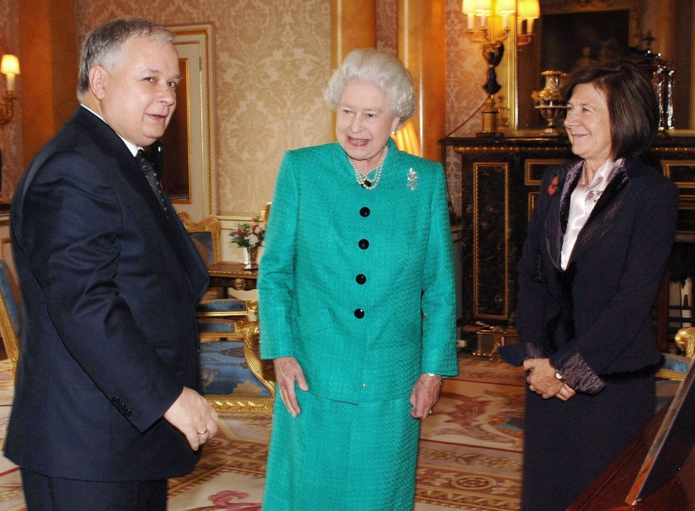 Manželé Kaczyńští s britskou královnou Alžbětou II.