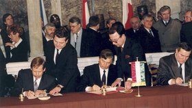 Lech Walesa podepisuje založení tzv. Visegrádské skupiny.