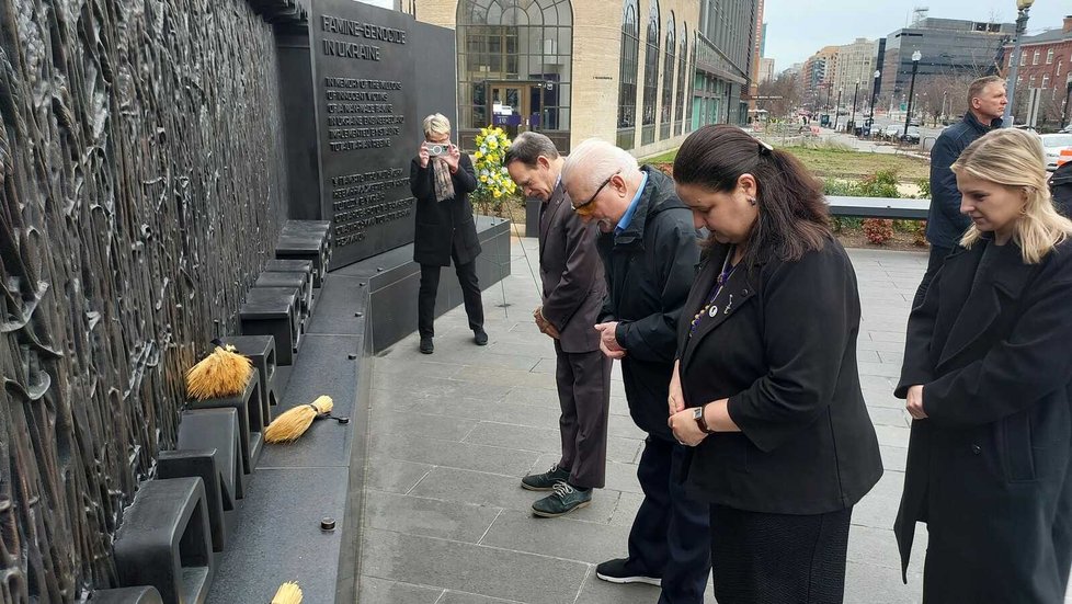 Lech Walesa s ukrajinskou velvyslankyní Oxanou Makarovovou u památníku obětí holodomoru ve Washingtonu (10. 2. 2024).