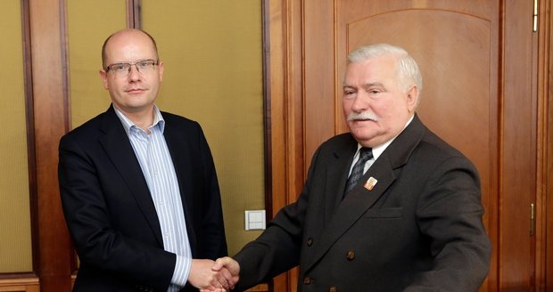 Člověk naděje Lech Walesa ve Varech: Po mši se setkal s premiérem Sobotkou