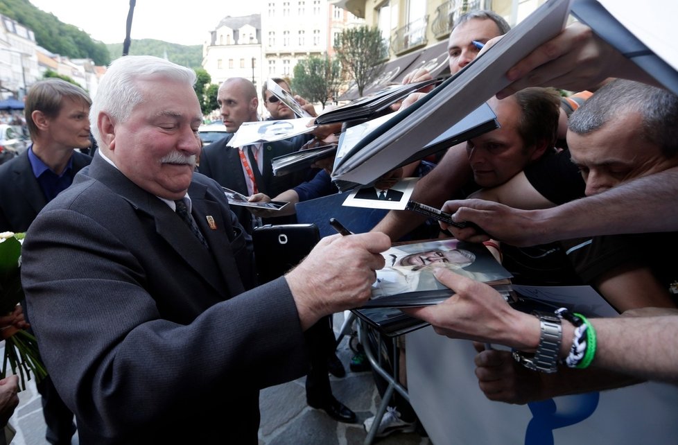 Lech Walesa se podepsal fanouškům.