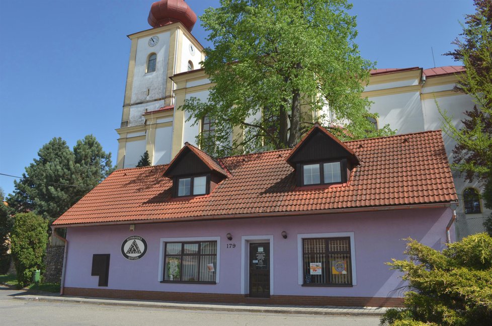 Obecní pastoušku v Bohdalově přestavěl léčitel Emil Havelka na jednu ze svých astropatyk.