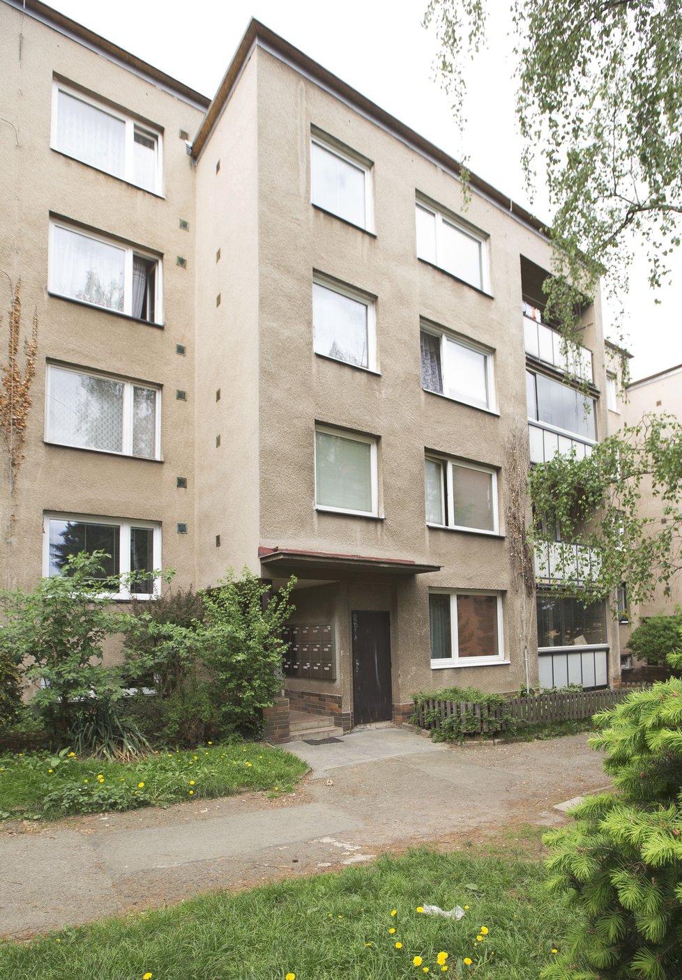 Trvalé bydliště a výrobnu mastiček měl léčitel Emil Havelka v bytě v panelovém domě na Zbraslavi.
