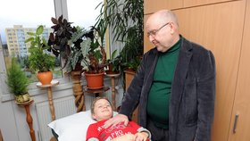 Osmiletý Ondra Čopák leží na zádech, dýchá zcela klidně a uvolněně. Pan Josef Hrkal (65), uznávaný a vyhledávaný léčitel, mu už hodinu drží svoji ruku na hrudníku.