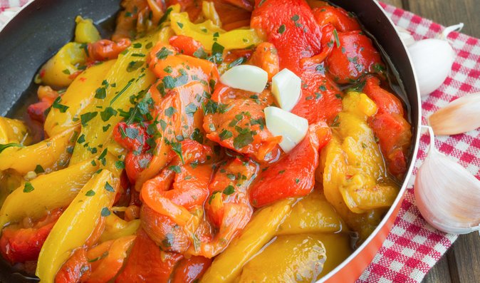 Základem zeleninové směsi jsou papriky, rajčata a cibule