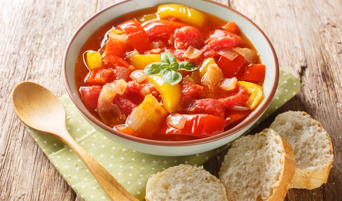 Lečo by se nemělo vařit dlouho, aby se papriky nerozvařily