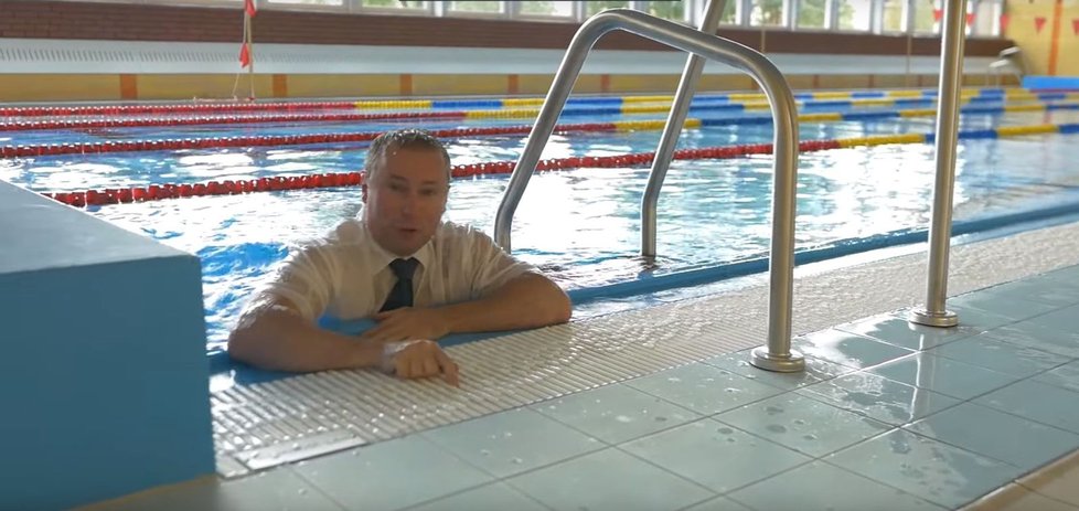 Starostu Lenczné Leszka Wlodarského kompromitovalo propagační video. Skáče v něm oblečený do bazénu, který tak mohl znečistit.