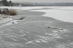 Zamrzající hladina Velkého Boleveckého rybníka zatím bruslaře neunese.