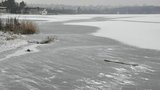 Rybníky v Plzni zamrzají: Pozor, led je ještě tenký, bruslaře neunese