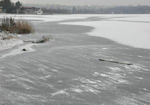 Zamrzající hladina Velkého Boleveckého rybníka zatím bruslaře neunese.
