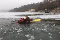 Chlapce (11 a 12) zradil led na rybníku: Z ledové vody je zachránil Honza, byl na místě jen náhodou