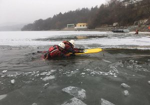 Chlapce (11 a 12) zradil led na rybníku: Z ledové vody je zachránil Honza, byl na místě jen náhodou. (Ilustrační foto)