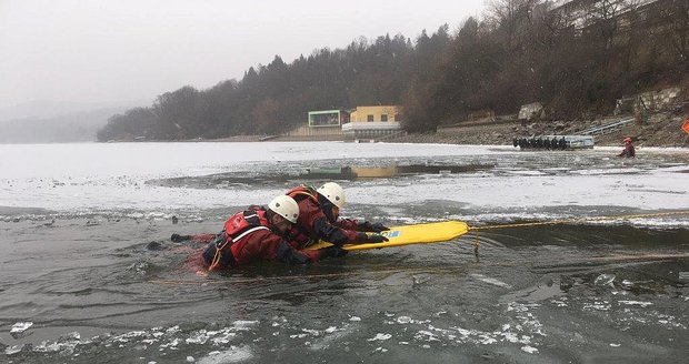 Chlapce (11 a 12) zradil led na rybníku: Z ledové vody je zachránil Honza, byl na místě jen náhodou. (Ilustrační foto)