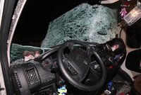 Z kamionu se uvolnil kus ledu: Proletěl čelním sklem dodávky a zranil řidiče!