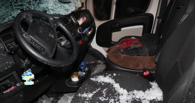 Kus ledu, který odletěl z kamionu, prorazil čelní sklo dodávky a zranil řidiče.