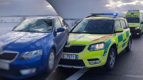 Děsivá nehoda na Chrudimsku: Kus ledu odlétl z kamionu a zranil řidičku v osobním autě!