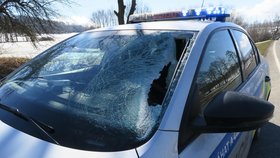 Z kamionu spadl za jízdy led na policejní auto.