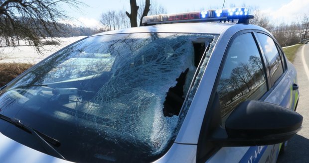 Z kamionu spadl za jízdy led na policejní auto.