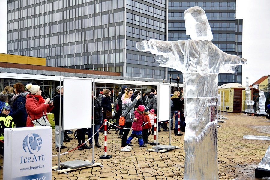 Festivalu ledových soch počasí letos nepřálo. Umělcům tálo umění pod rukama.