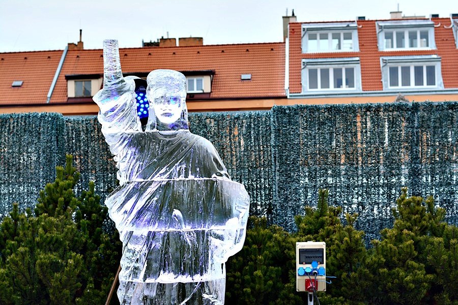 Festivalu ledových soch počasí letos nepřálo. Umělcům tálo umění pod rukama.