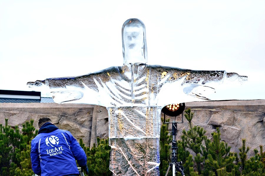 Festivalu ledových soch počasí letos nepřálo. Umělcům tálo umění pod rukama.