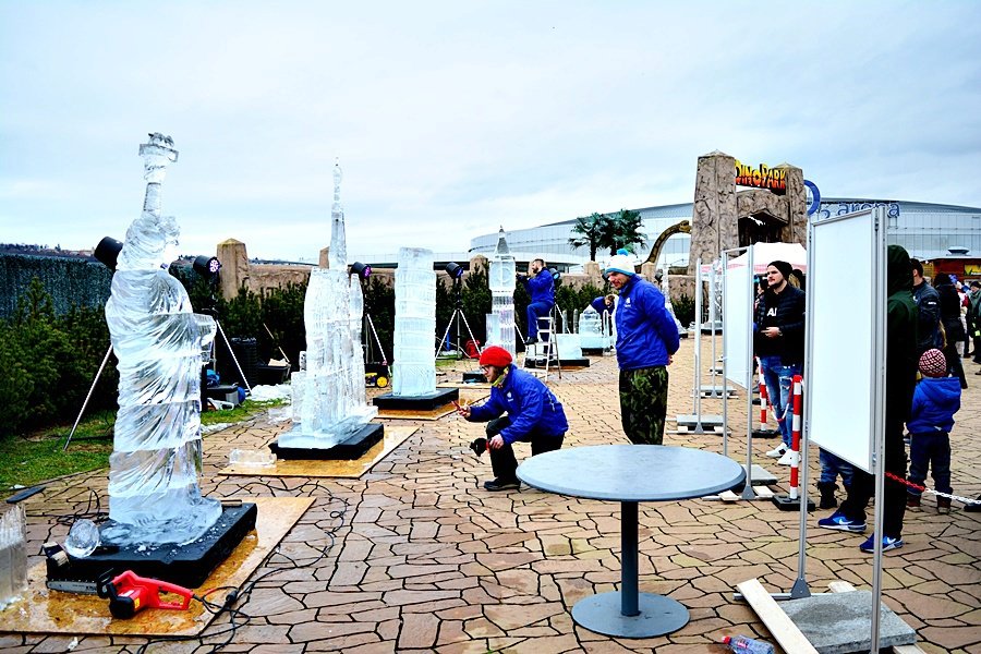 Festivalu ledových soch počasí letos nepřálo. Umělcům tálo umění pod rukama.