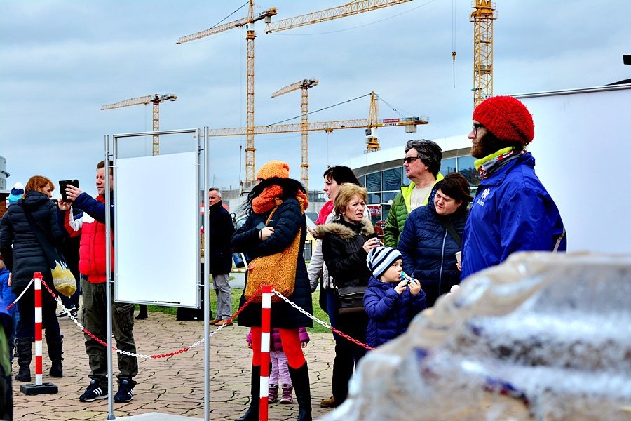 Festivalu ledových soch počasí letos nepřálo. Umělcům tálo umění pod rukama.