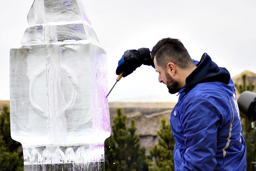 Festivalu ledových soch počasí letos nepřálo. Umělcům tálo umění pod rukama.