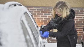 Před vyjetím důkladně odstraňte námrazu či sněhovou vrstvu nejen z předního a zadního skla, ale také z bočních oken a zpětných zrcátek. Nezapomeňte na světla a na registrační značku. Ilustrační foto