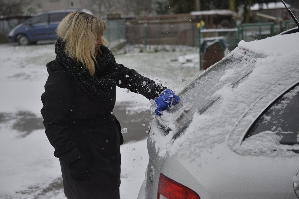 Řidička musela loni složitě odstraňovat z vozu led a sníh.